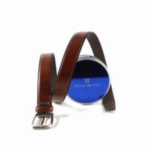 Cinturón Miguel Bellido en piel color cuero con hebilla plata
